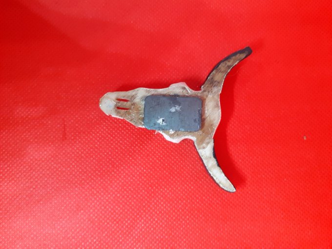 Aimant crâne sculptée dorée