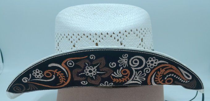 Chapeau blanc fleurs brodés