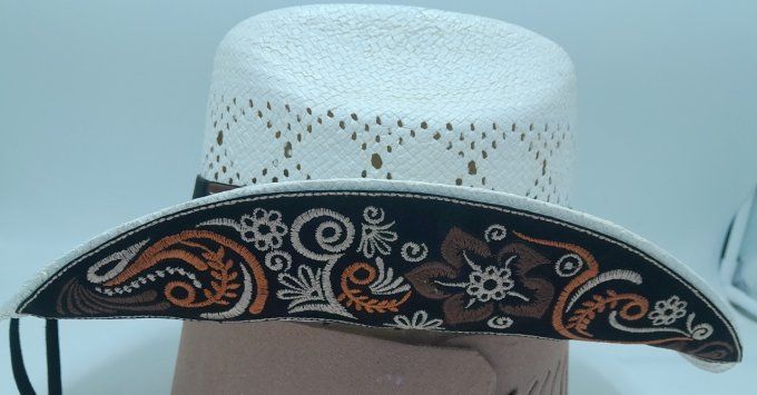 Chapeau blanc fleurs brodés