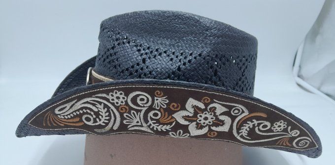 Chapeau noir broderies florale