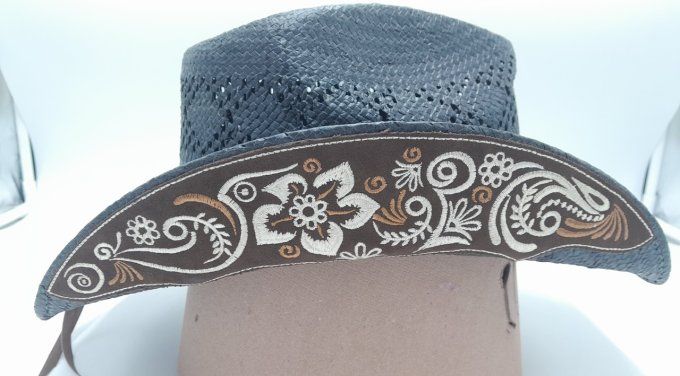 Chapeau noir broderies florale