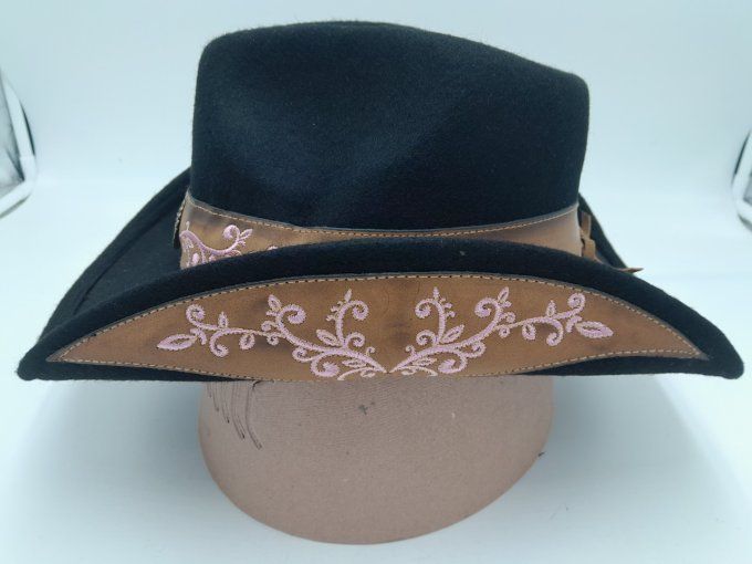 Chapeau noir broderies fleurs rose