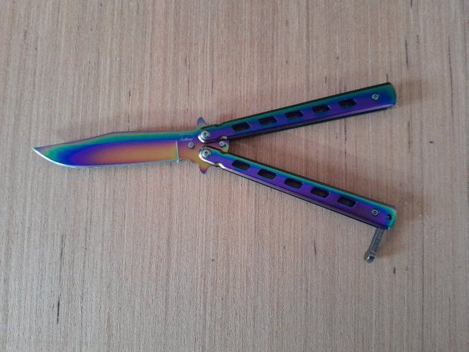 Couteau papillon arc en ciel