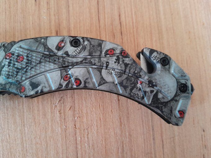 Couteau tête de mort yeux rouge