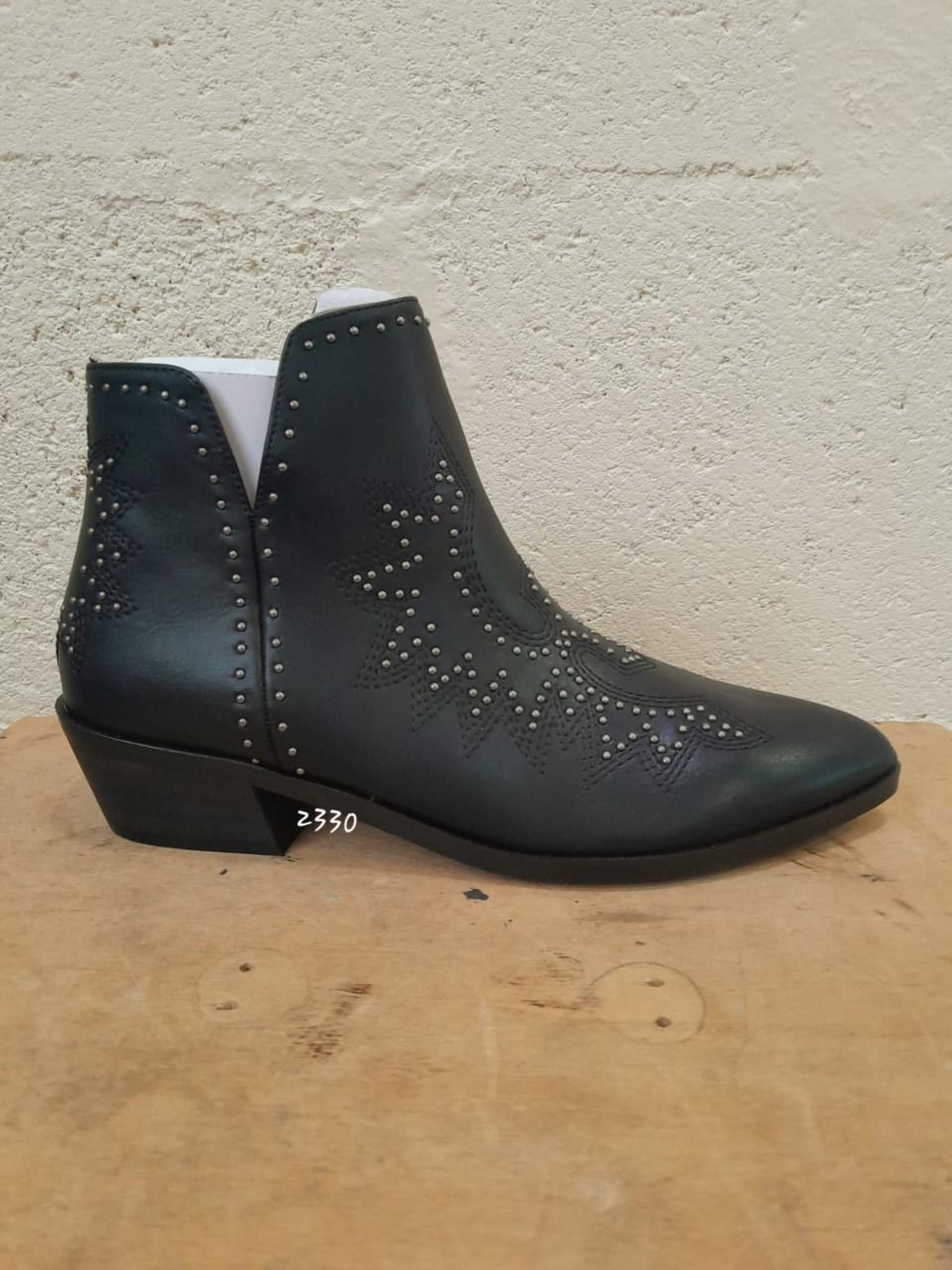 Bottine basse noir cloutes 1