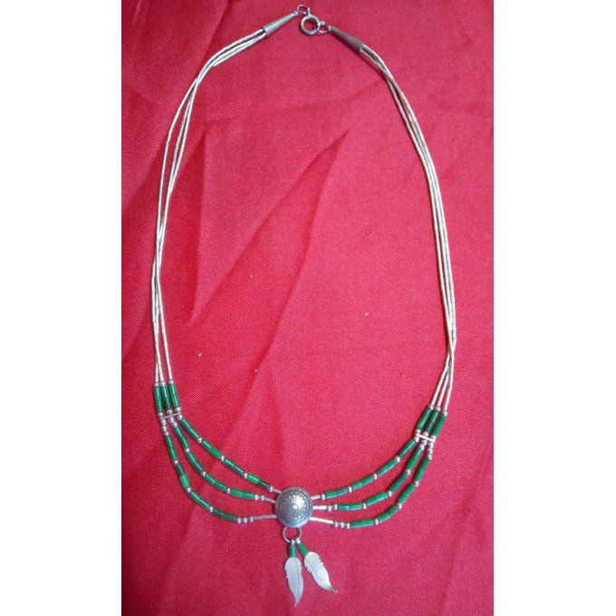 Collier capteur et ces perles verte