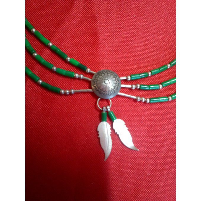 Collier capteur et ces perles verte