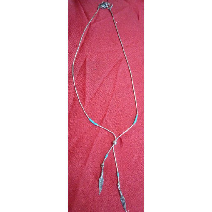 Collier et ces 2 plumes