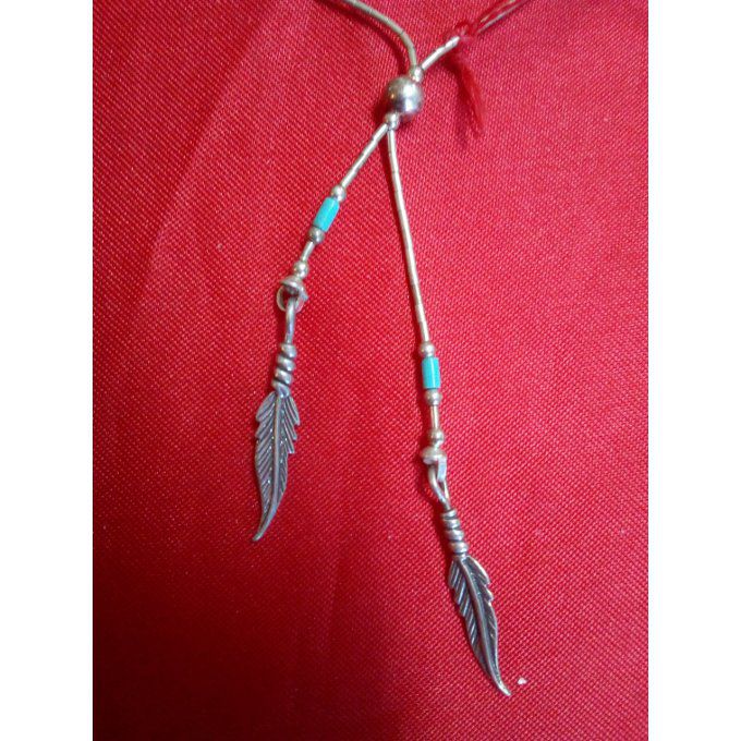 Collier et ces 2 plumes