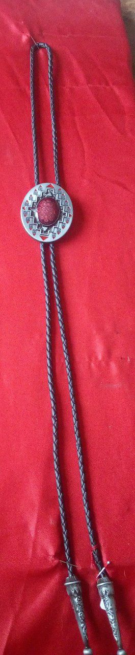 Cravate bolotie ovale pierre rouge bordeaux