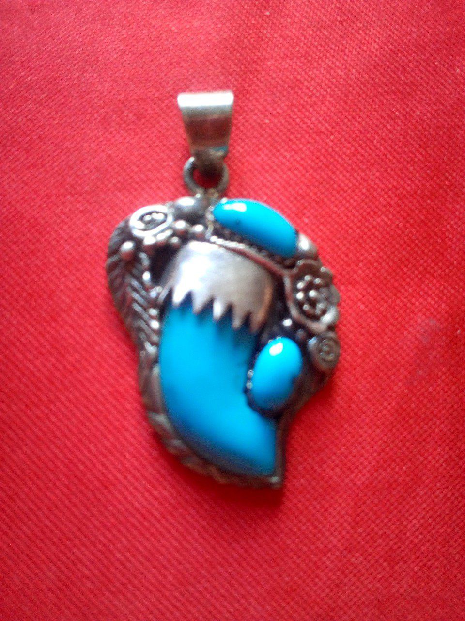 Pendentif forme patte d'ours turquoise