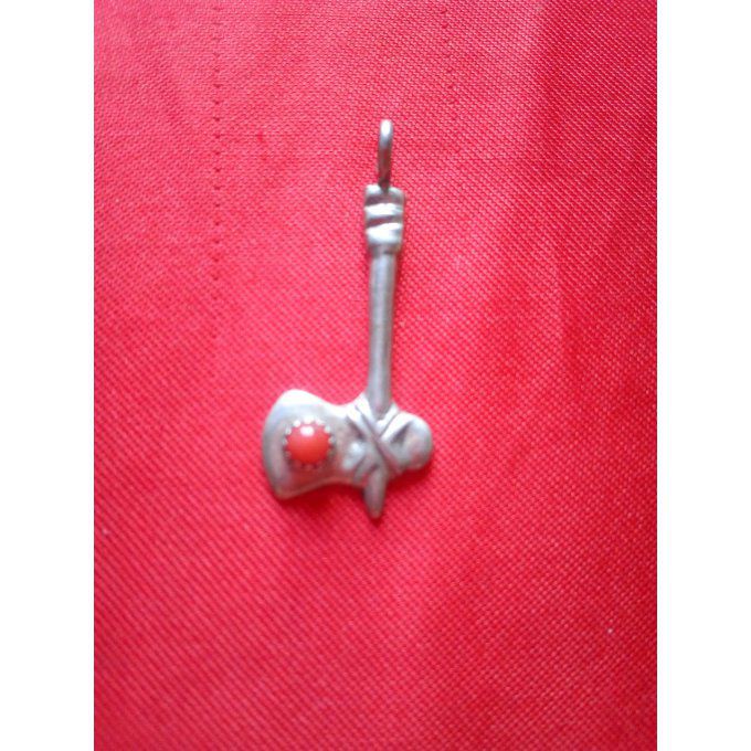 Pendentif hache avec sa pierre rouge