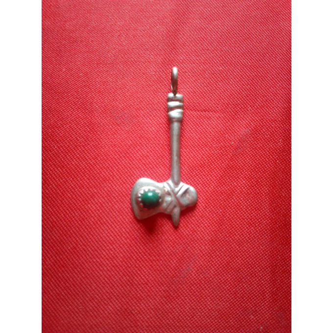 Pendentif hache avec sa pierre verte