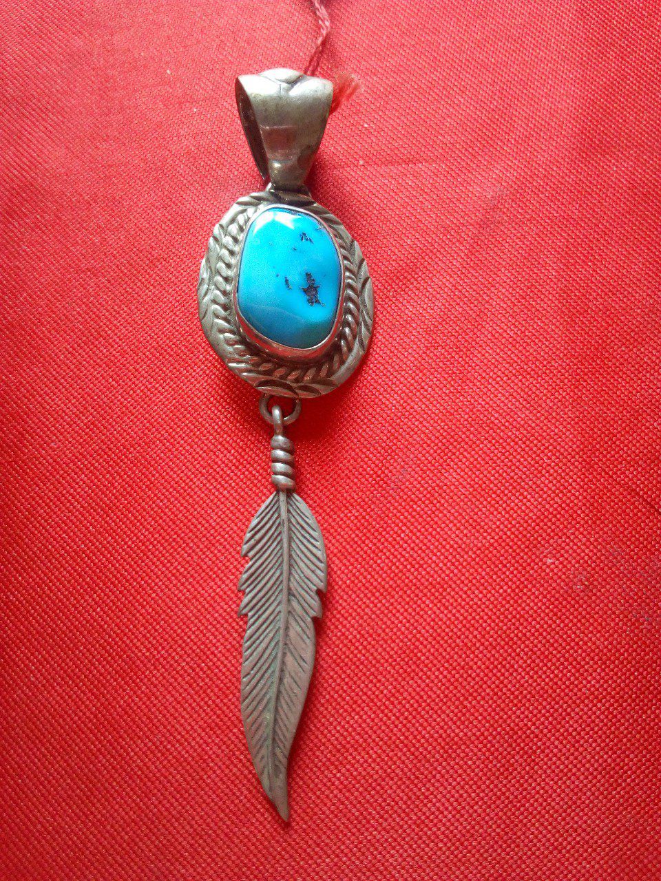 Pendentif pierre bleu avec sa plume