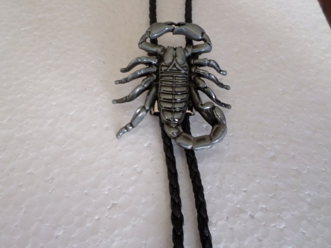 Cravate bolotie scorpion en métal