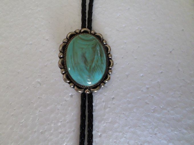 Cravate bolotie ovale avec pierre turquoise reconstitué